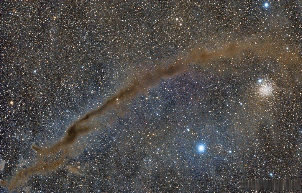黑暗涂鸦星云和NGC 4372  ， 在苍耳座中，名为“黑暗涂鸦”的黑暗尘埃细丝