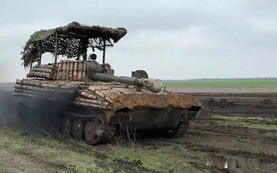 好家伙，俄乌战场打到现在竟然用原木
，披甲上阵充当车体防护，这属实难绷哦！[捂脸