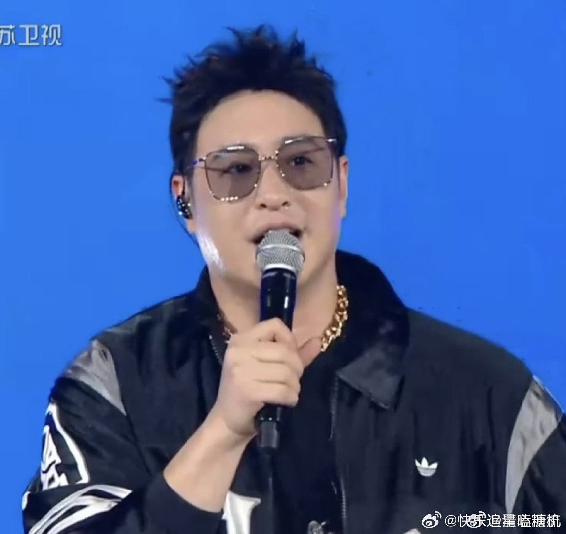 原来潘玮柏才是真的不舒服潘玮柏面瘫还能连唱4首rap 回头看舞台才发现潘玮柏那时