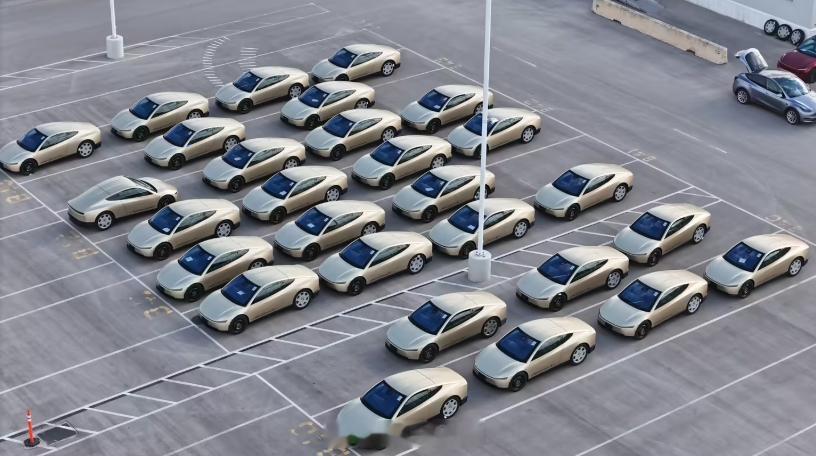 有外媒晒出了约 60 台特斯拉 Cybercab 现身得州超级工厂生产厂区外，似