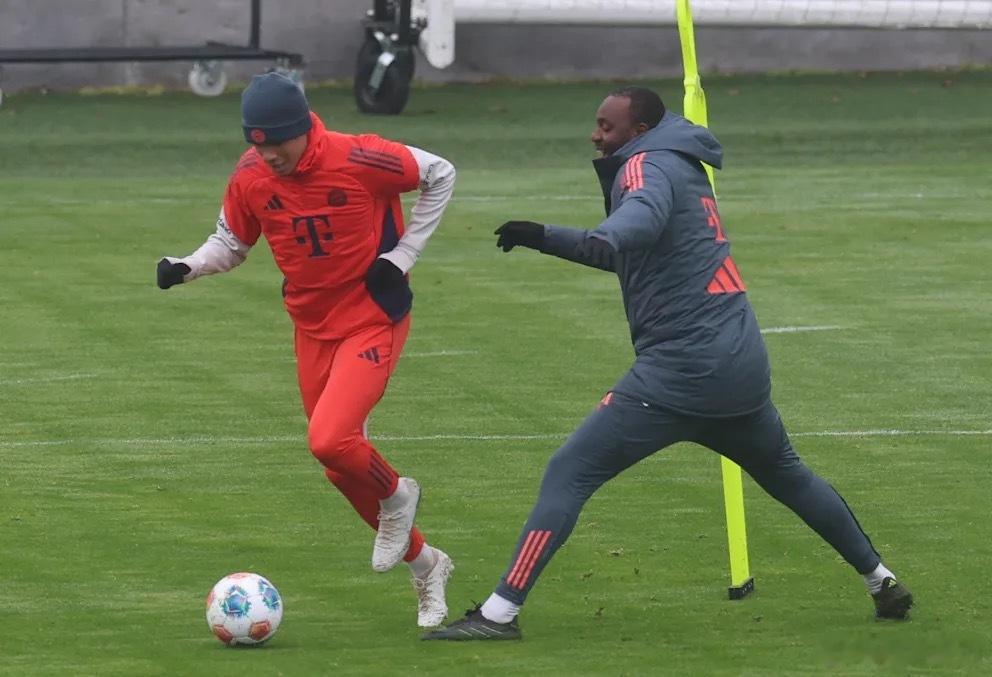 孔帕尼表示穆西亚拉下周回到球队合练，从明年1月开始逐渐得到出场机会。戴维斯则已经