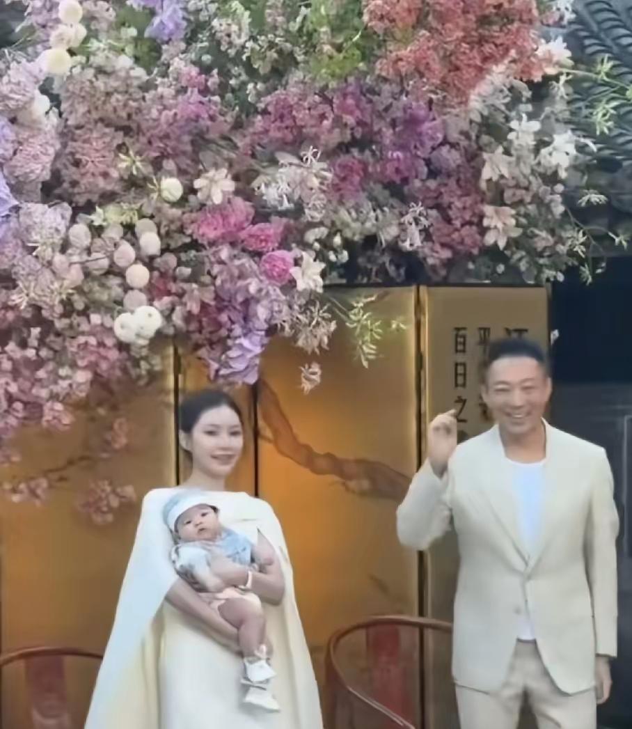 汪宝百日了，这可是个大日子，大家都在说，时间过得真快，小菲爸爸，筱梅妈妈，带着汪