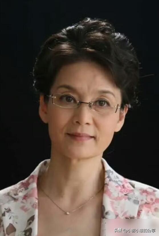 这是岁月给予她最美好的样子，都是70多岁的老人了，真的是非常美，气质优雅大方，还