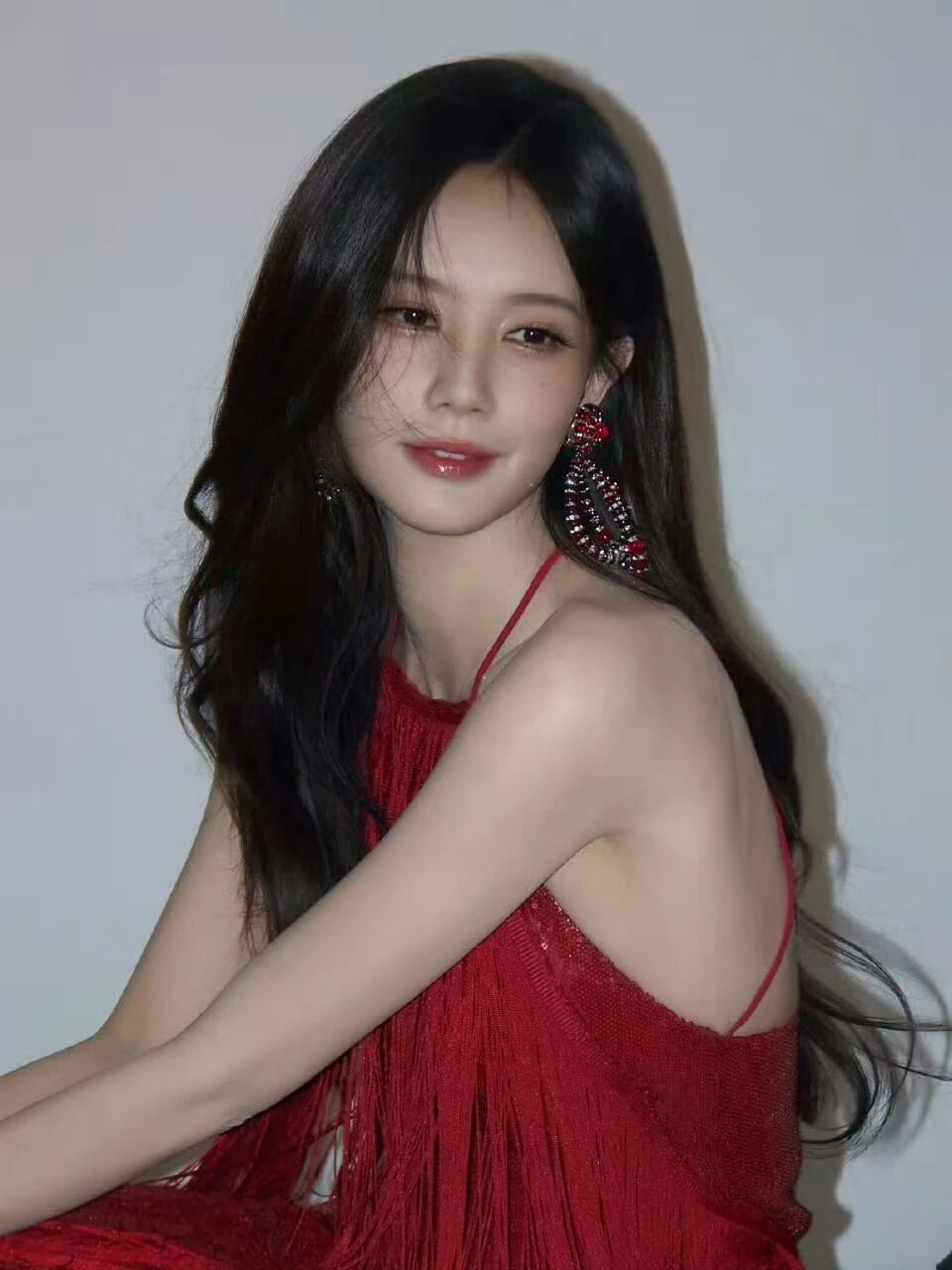 李一桐在社交平台上发了49999红包祝大家新年快乐。疑似回应假唱，用红包表达歉意