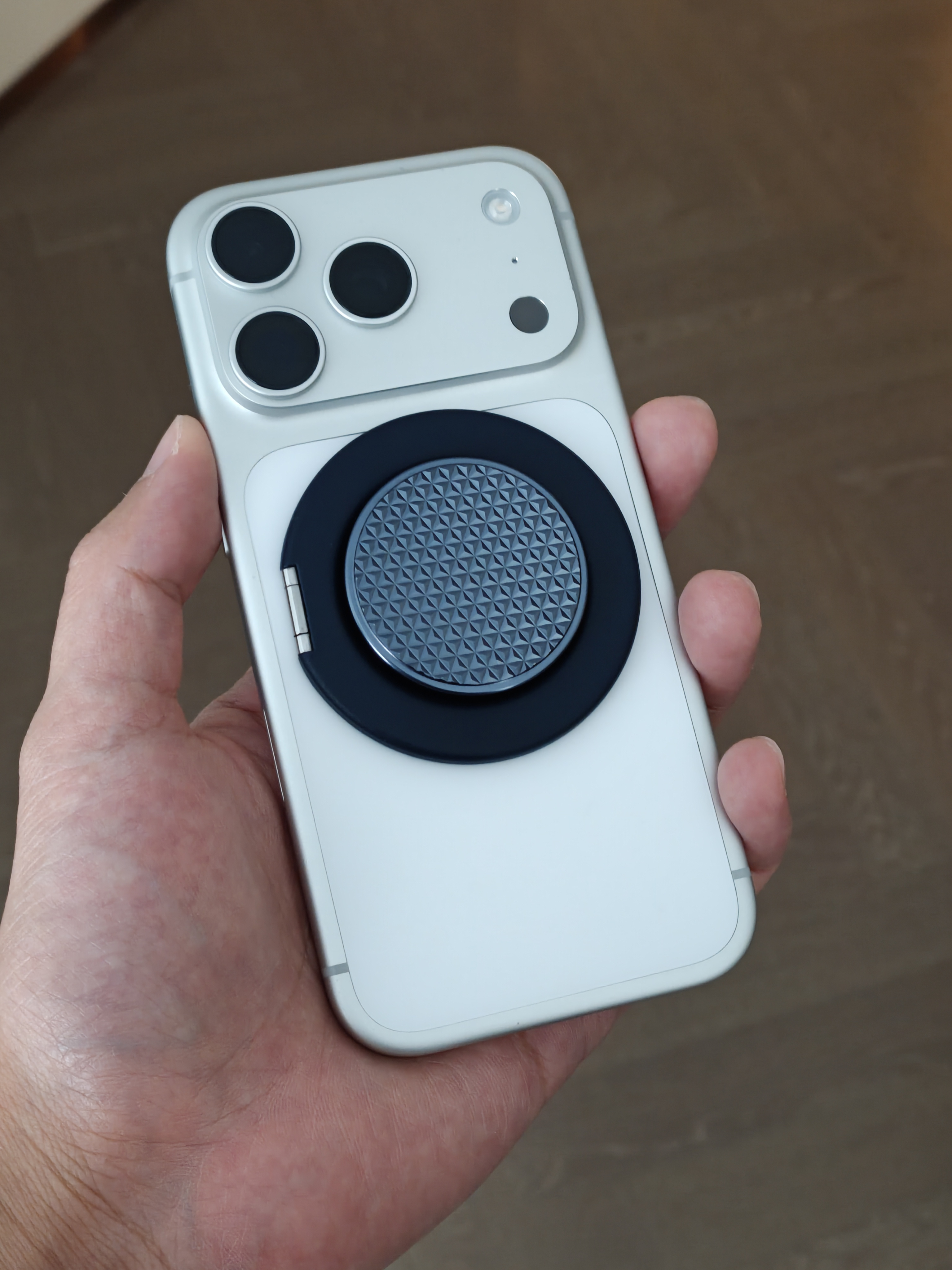 这两天用iPhone，确实能够感受到iOS的软件质量普遍更高，但就是人性化操作用
