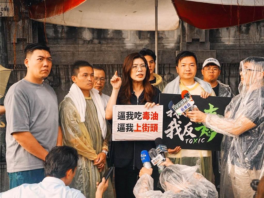 致癌油风暴烧不尽 蓝营小鸡绝食抗议 郑丽文赴凯道声援
致癌油品风暴持续延烧，国民