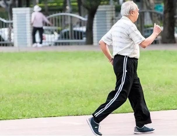 饮食治疗、运动治疗、药物治疗是通常人们所说的治疗糖尿病的“三驾马车”。
其中有一