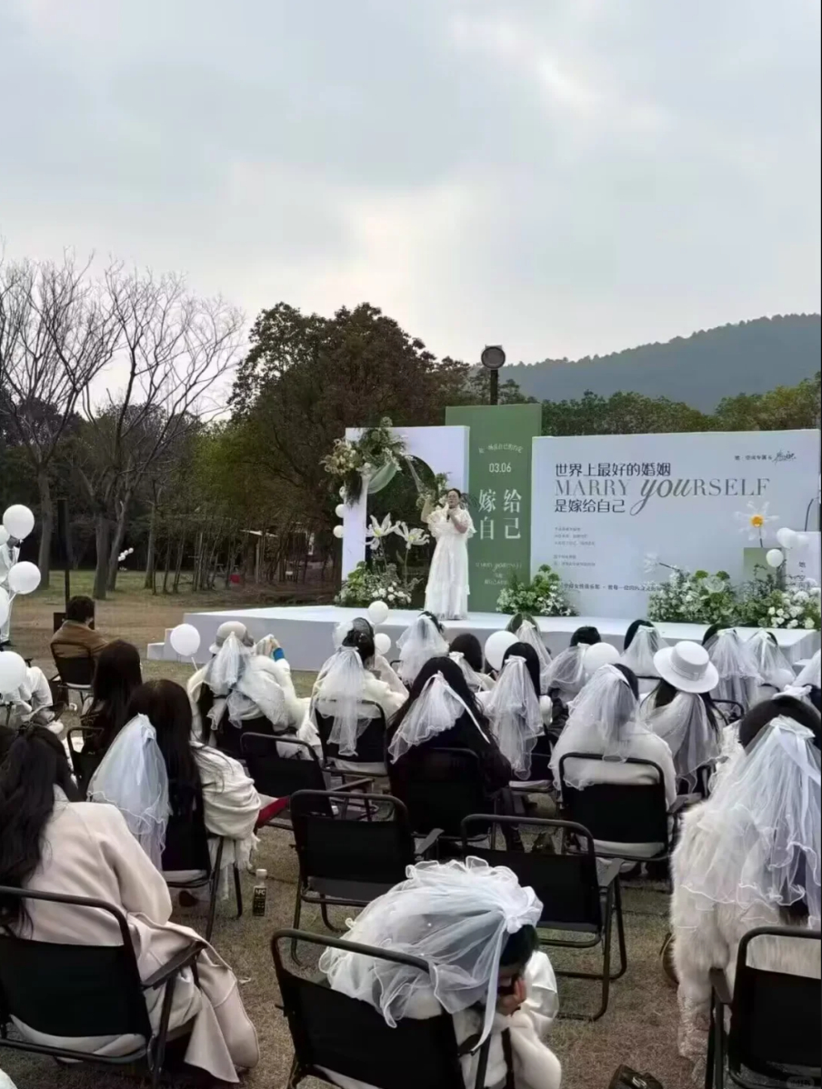 这是旧社会“自梳”的续集吗？ 可这些人连婚纱都要白P 