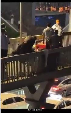 武汉天桥打人 通报出来了小贩应该是一对夫妻，协管员让小贩搬走被拒绝小贩拒绝配合发