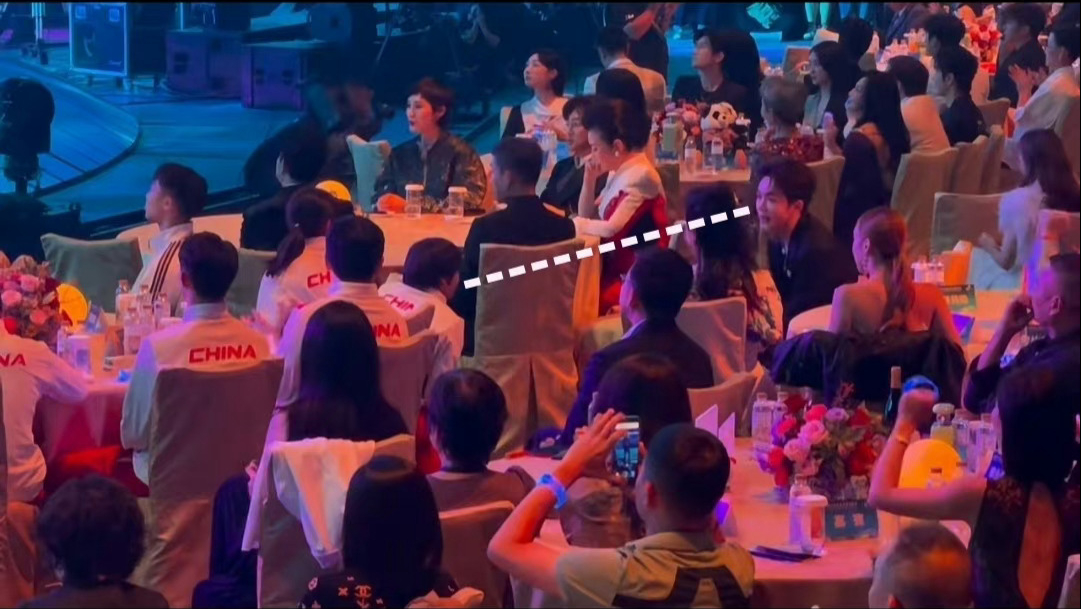 #曾舜晞加全红婵微信# 这一套流程哈哈哈哈哈，曾舜晞也在现场追星~[鼓掌][鼓掌