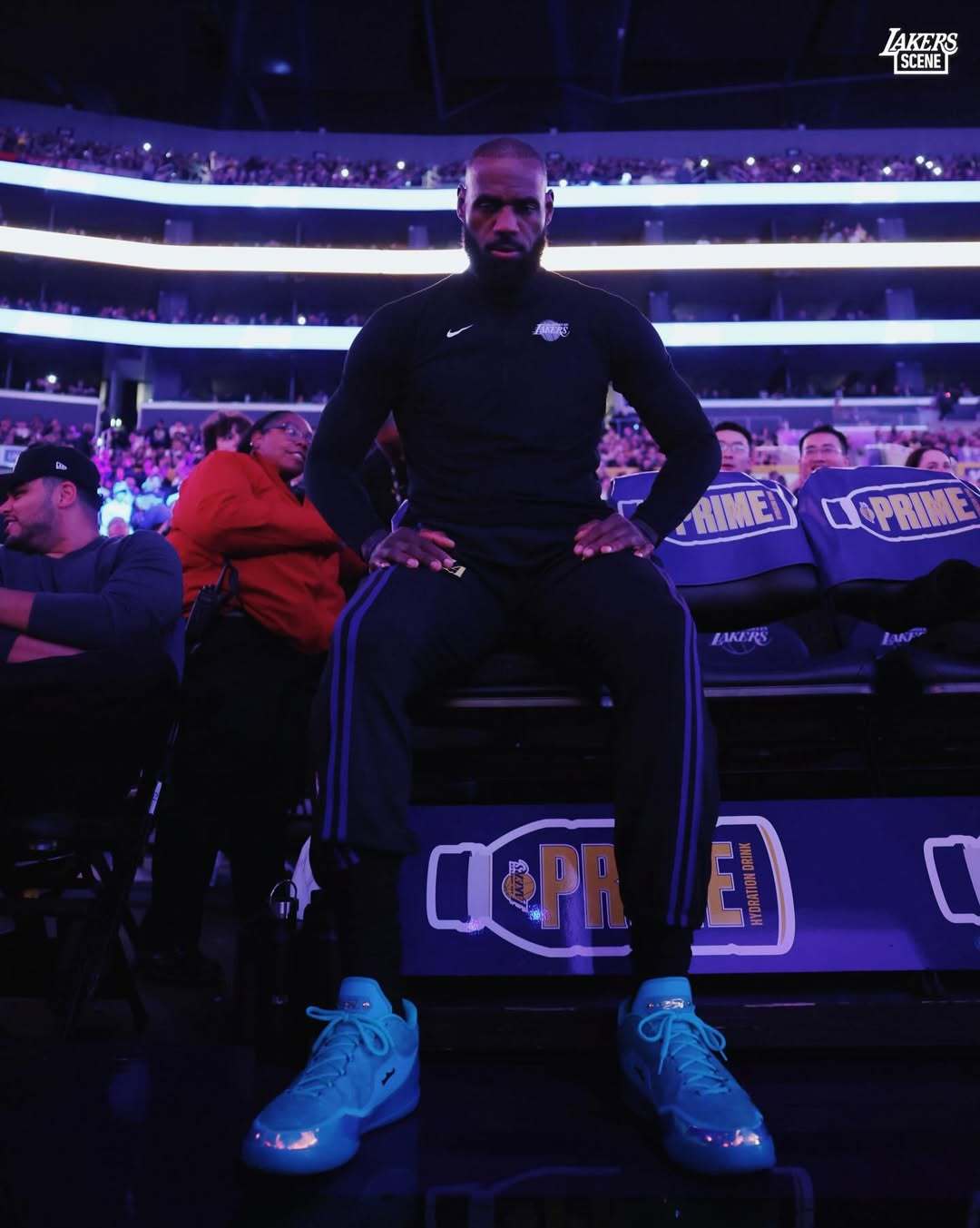 拉拉维亚不错，老头顶住了，彪哥三分还没中。灰熊vs湖人洛杉矶湖人