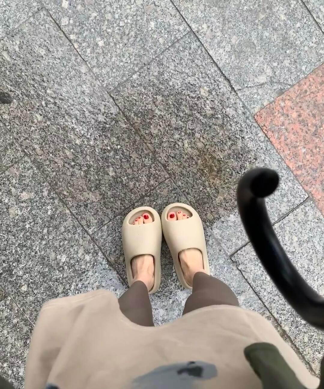 这双拖鞋真的很好看尤其下雨天穿出来 ​​​