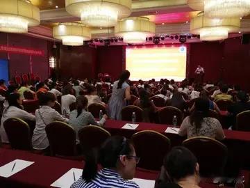 春节后上班第一天，为什么要先开个会？
其实原因很简单，七八天的长假，对于领导说就