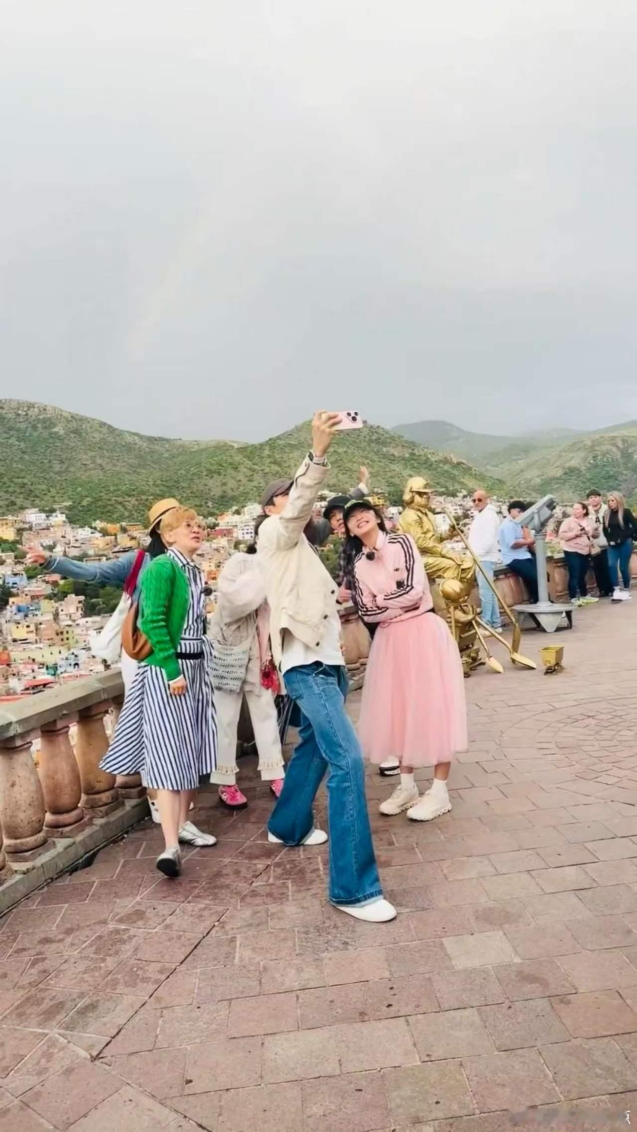 王星越花少兼摄影师王星越去花少当摄影了吧 之前就看到给团队里面的小伙伴们一起拍大
