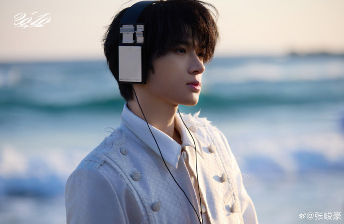 【#张峻豪成都连开两场#】#张峻豪回川渝开唱# 4月7日，发文：终于等到了这一天