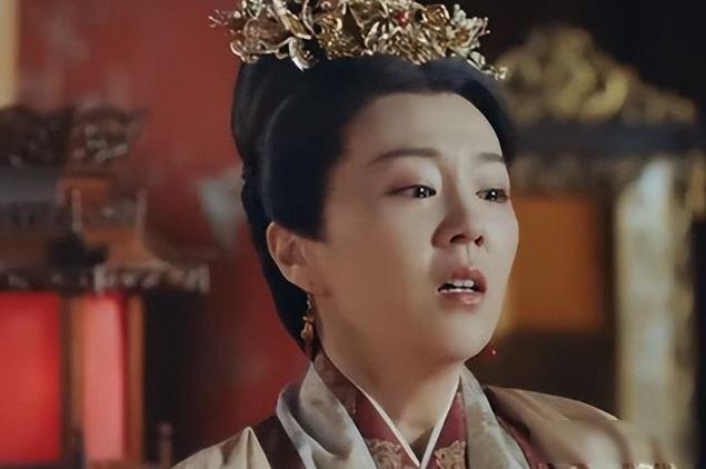 朱棣率兵攻入南京时，俘虏了朱允炆的生母吕氏。看见吕氏狼狈地摔在地上，朱棣前搀扶，