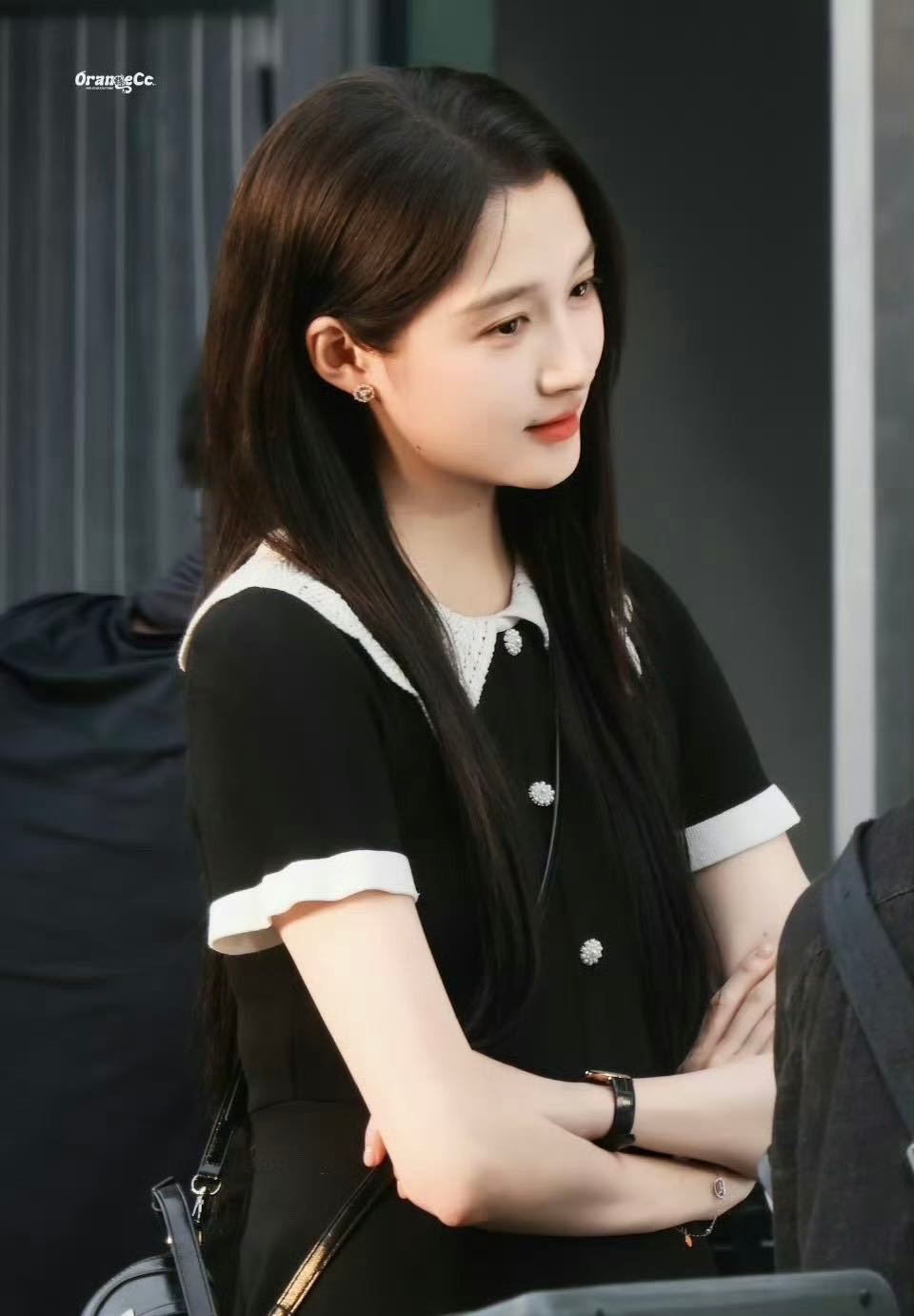 关晓彤全世界最会演少女心事的人生动复刻少女懵懂心境，期待纠结的神态刻画逼真，短短