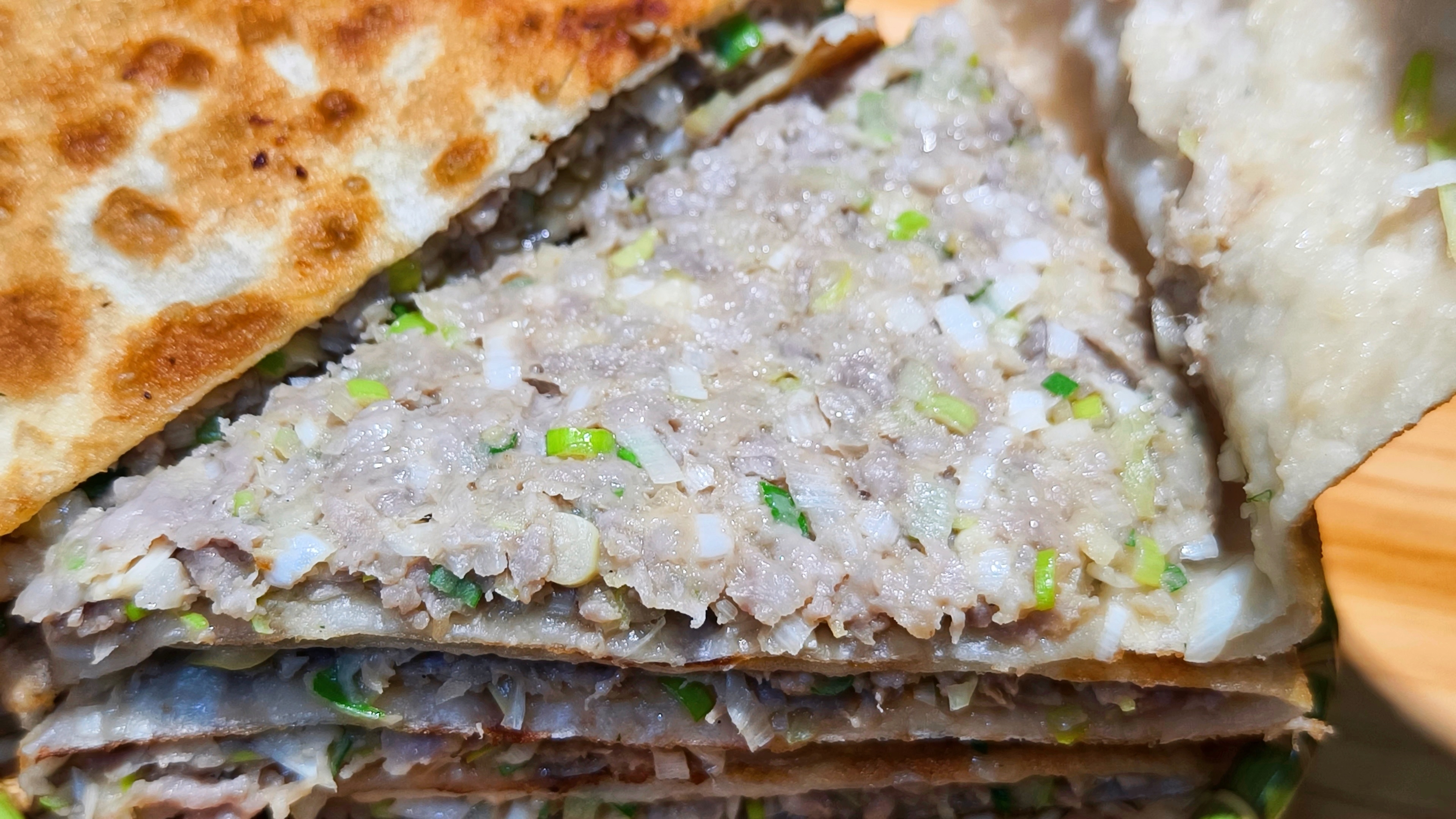 在德州，慕名来到了一家黄河涯肉饼店，黄河涯肉饼吃起来很香。真的是实实在在的那种好