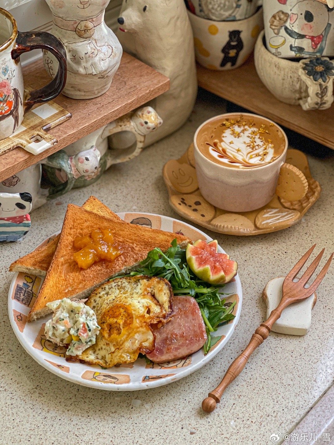 新周努力[太阳]今天又降温了，天气越来越冷。启动空气炸锅烘烤热吐司，平底锅煎鸡蛋