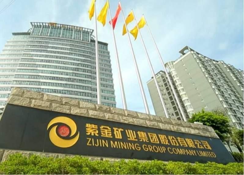 紫金矿业这操作，真让人捉摸不透。它靠黄金赚了520亿，这实力确实不容小觑。在黄金