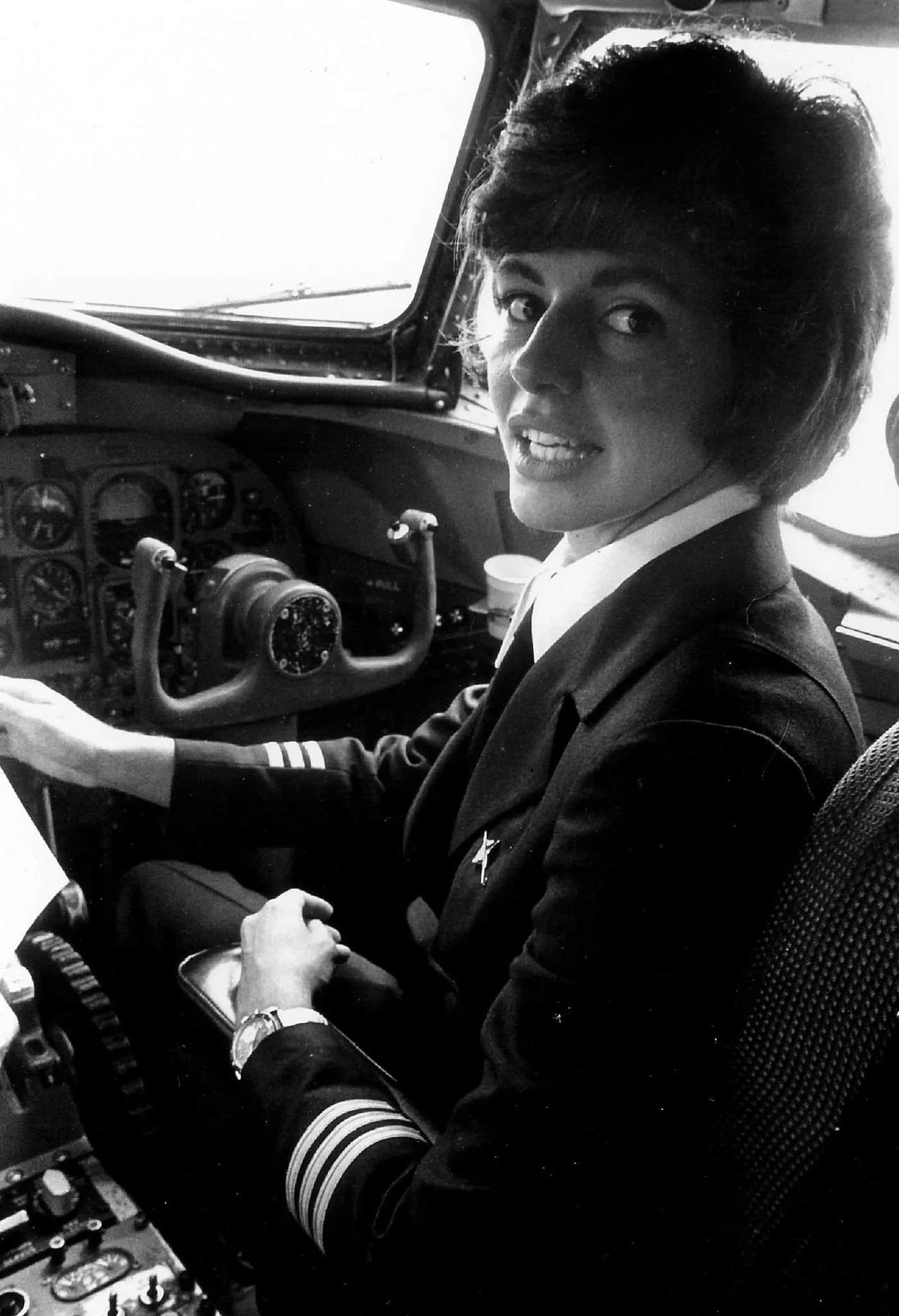 #照片中的航空史# 42年前的今天，即1982年7月10日，美国首次由全女性机组