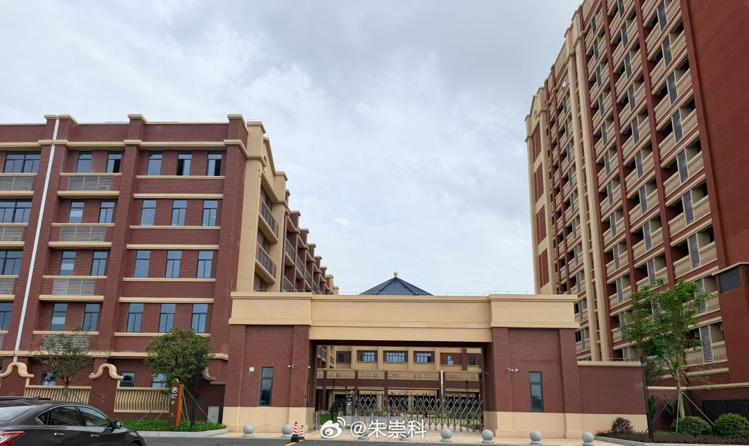 打卡珠海北围著名中学——香山中学，今年九月开始启用。直线距离3公里。中途停下来5