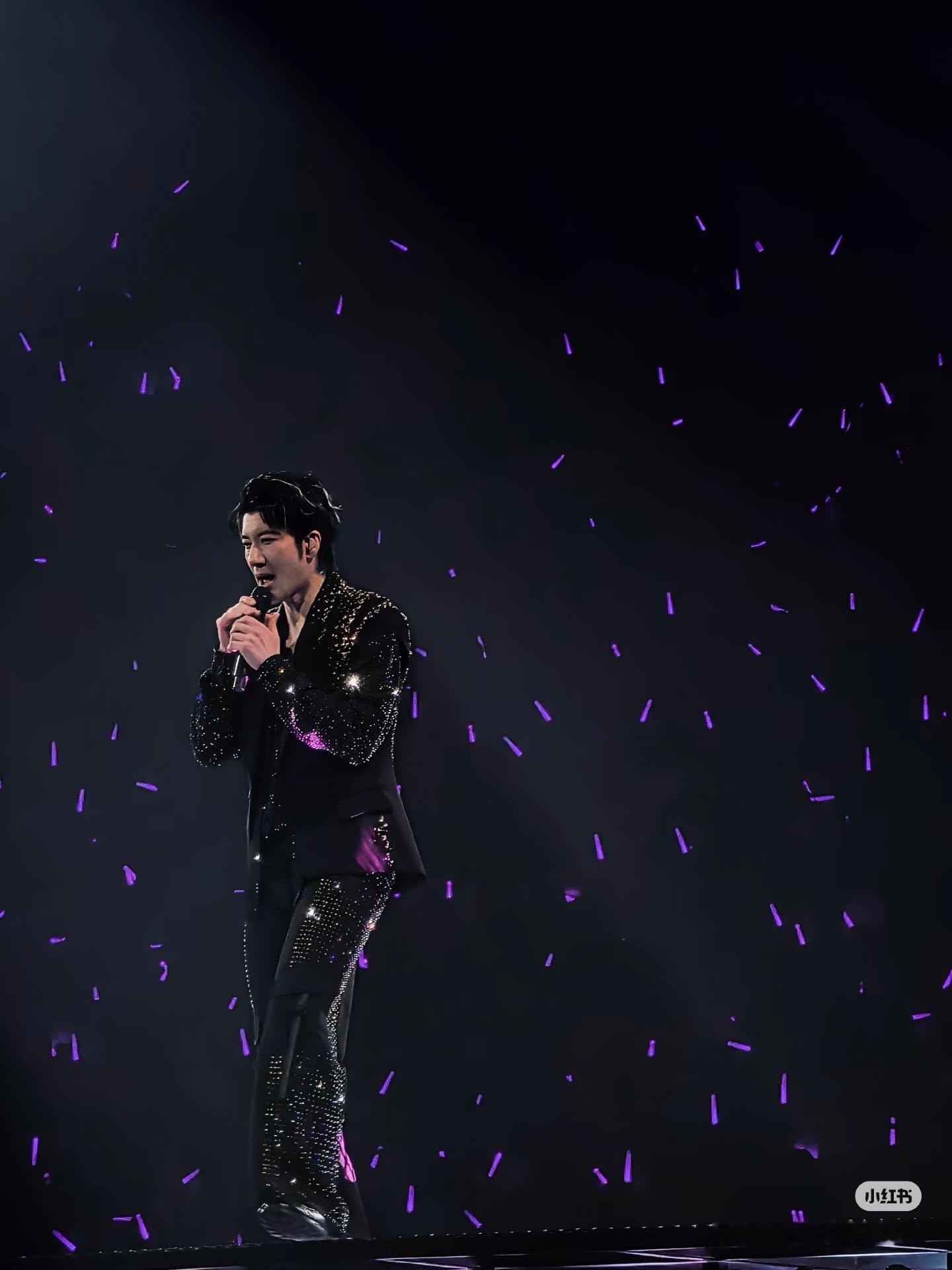 演唱会大型人类互助现场90后女生王力宏演唱会化身信号侠王力宏我还蛮喜欢的，他的演