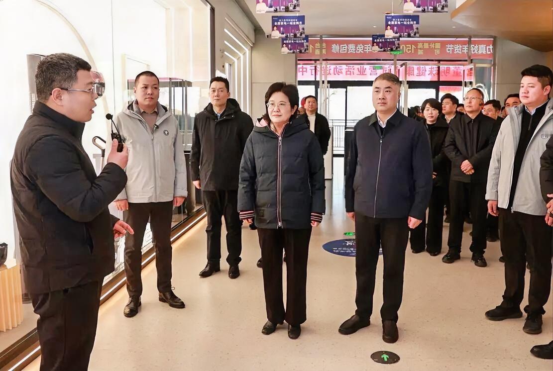 1月27日，铜山区全区重大产业项目现场推进活动暨招商引资再动员会议召开。徐州市委