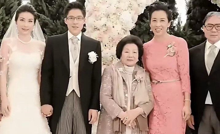 当年霍启刚、郭晶晶大婚时与奶奶吕燕妮、母亲朱玲玲、父亲霍震霆的一张留影，当时尽管
