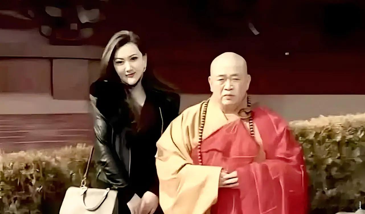 释永信和夫人的同框照，被扒出来了！他的艳福和品味是藏不住的！ ​​​