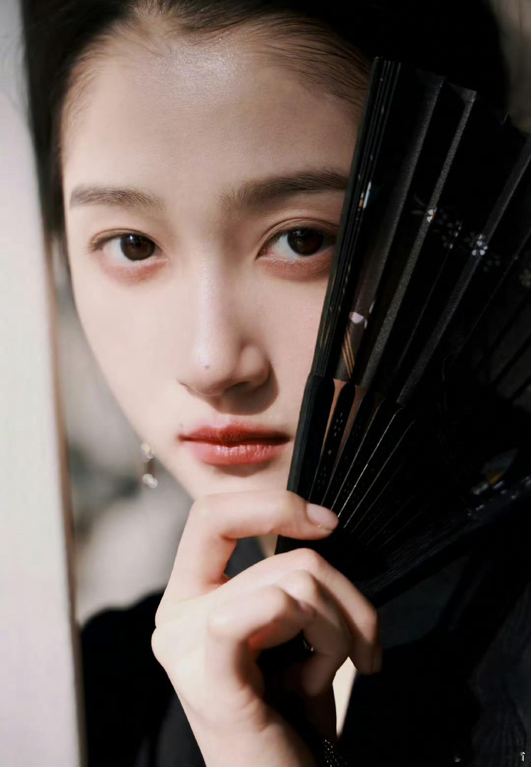 李兰迪压番关晓彤其实没必要过度纠结番位排序，演员最终还是靠角色和戏份说话～ 按角