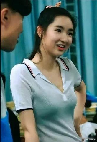 严重怀疑编剧没上过学，哪有学校把校服设计成这样？ 