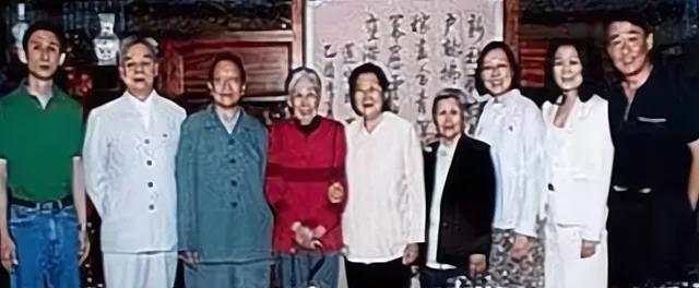 2004年，王光美组织了毛主席和刘少奇后人大聚会。席间，83岁的王光美突然举杯，