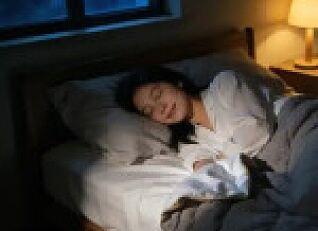 别再盲目羡慕“秒睡”的人啦，医生说了，“倒头就睡”可能藏着健康隐患。
一方面可能