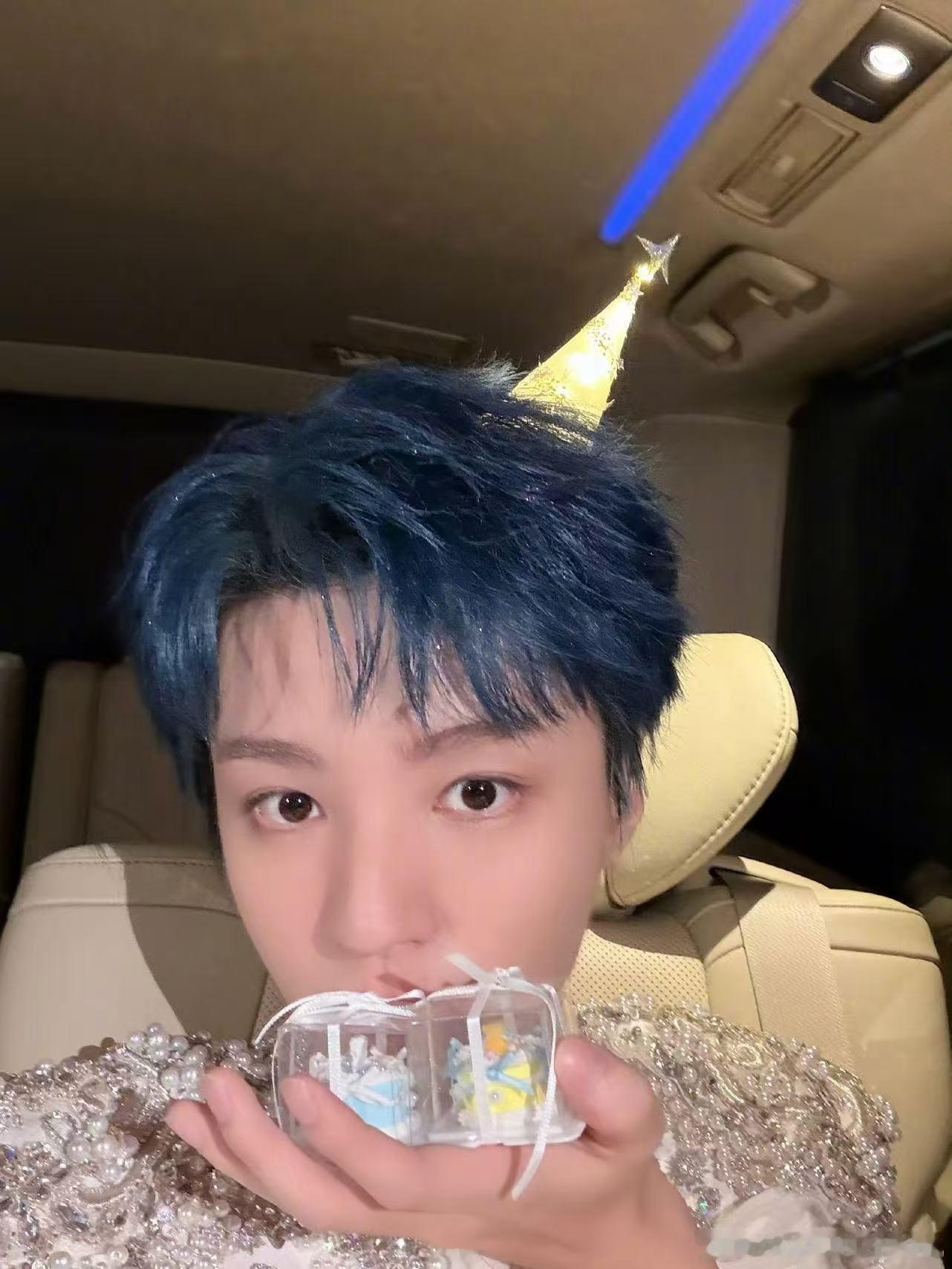王俊凯太累的时候就奖励自己一顿外卖王俊凯27岁生日王俊凯27岁生日大片  王俊凯