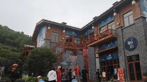 跟着导游受气又伤财！据报道，贵州女导游不满团友消费少，停下旅巴骂人一小时威胁“丢
