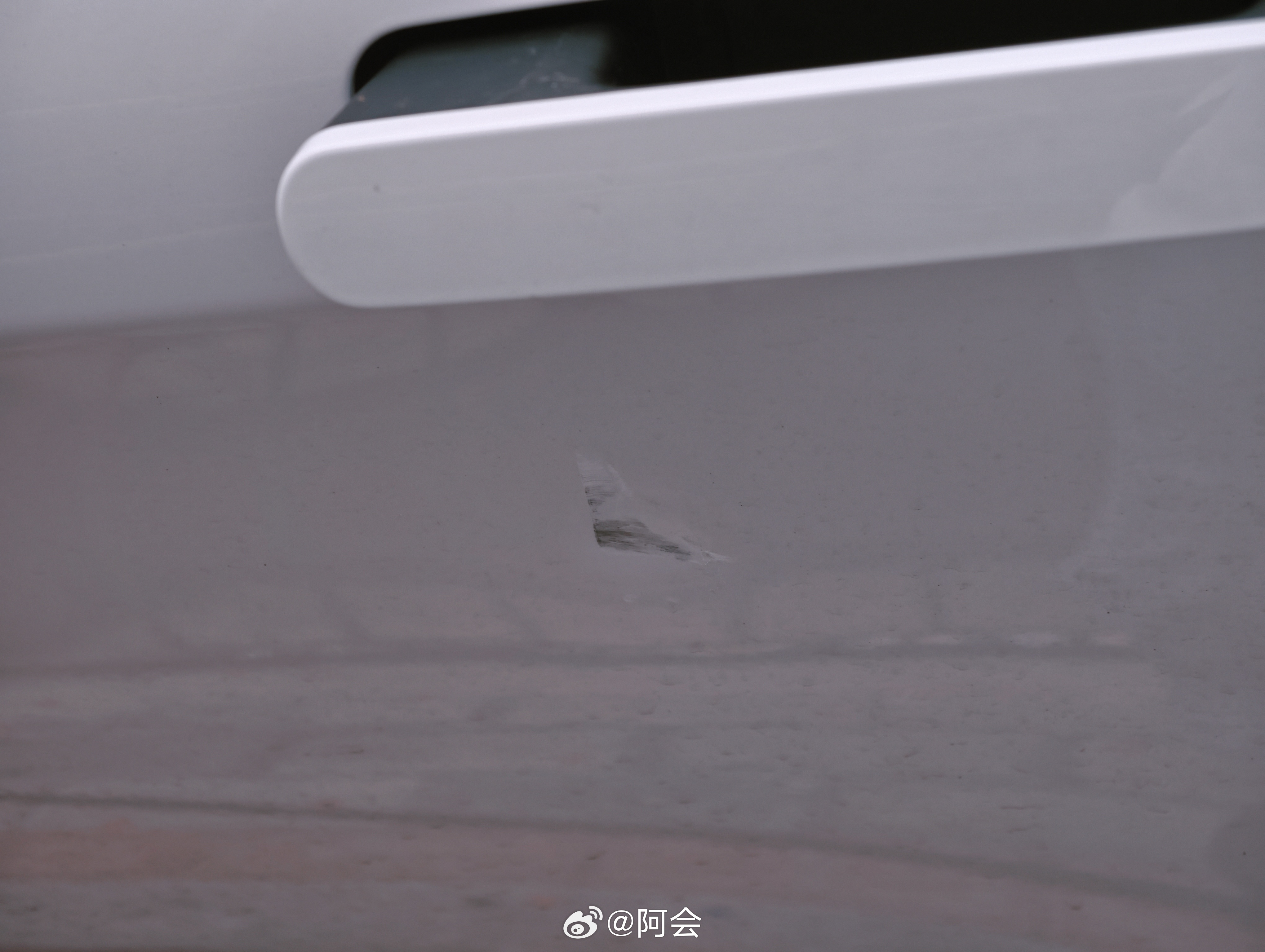 开门杀的人是真的恶心这都不是车漆没了，车都凹进去了[允悲] ​​​
