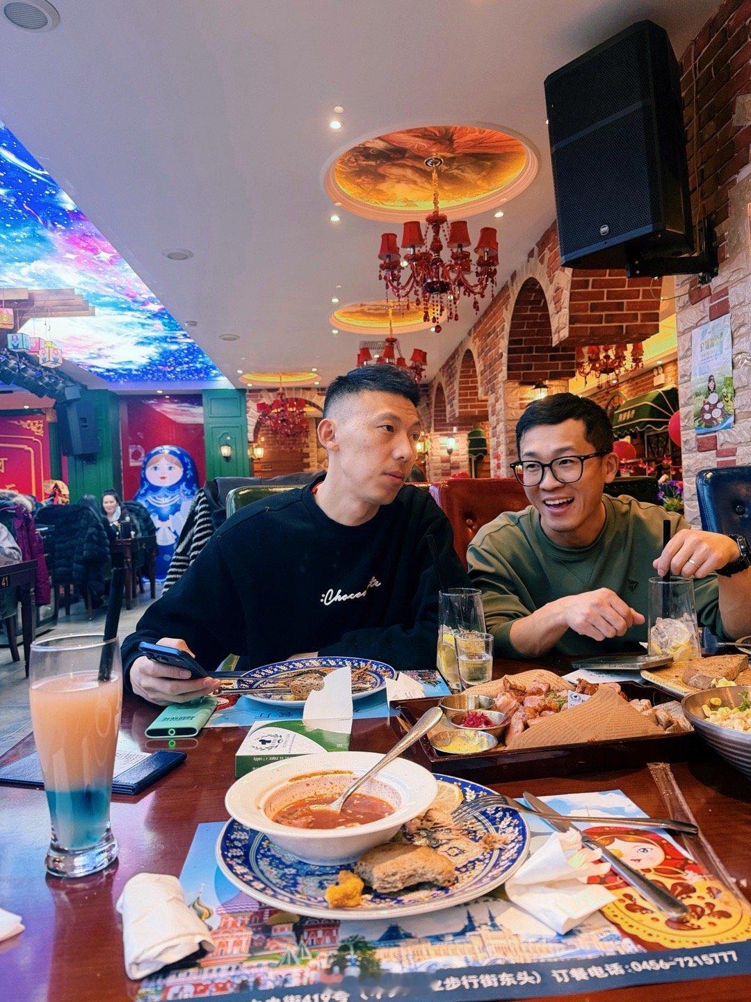 岳哥带我来黑河见世面 这儿是真冷啊非说带我吃一个巨好吃的俄罗斯餐厅 可是我想吃东