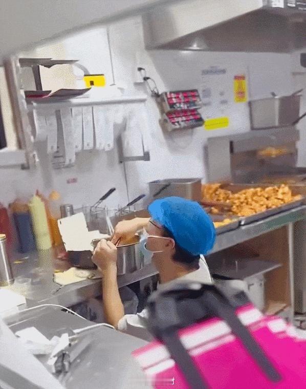 最让人揪心的是：即便崩溃大哭，他依旧不敢停下干活。外卖平台流量红利全部给到商家，