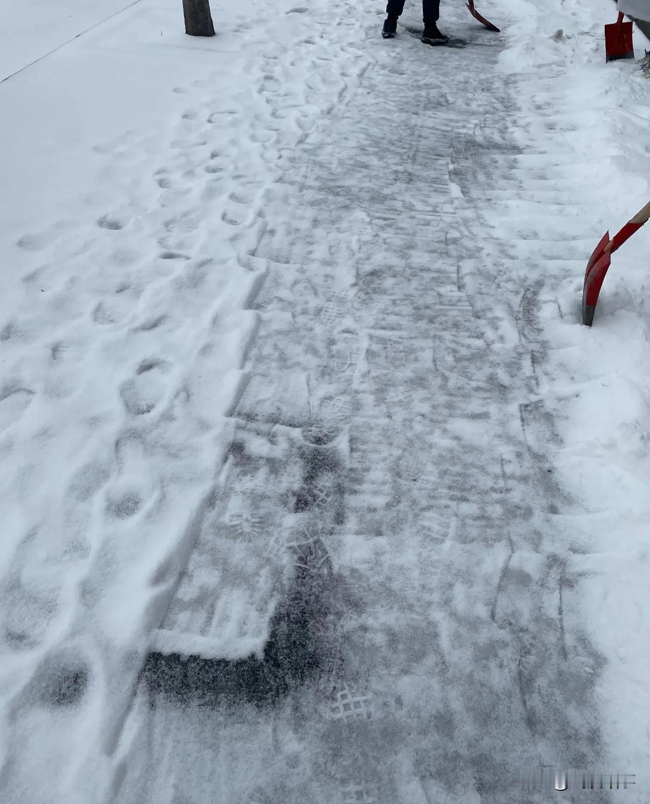 武汉迎来罕见霰天气，路面铲雪后竟比未铲更滑？市民笑称“滑冰大赛”提前上演！

武