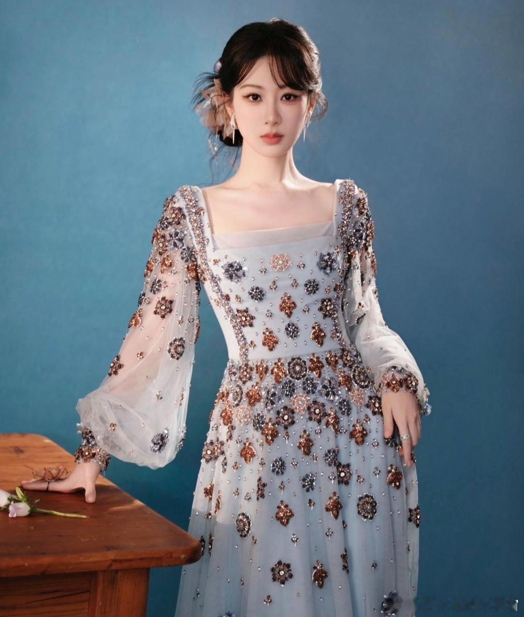 1. 杨紫当初满怀期待参加旅行综艺，没想到节目里几位姐姐之间的矛盾和摩擦不断。更