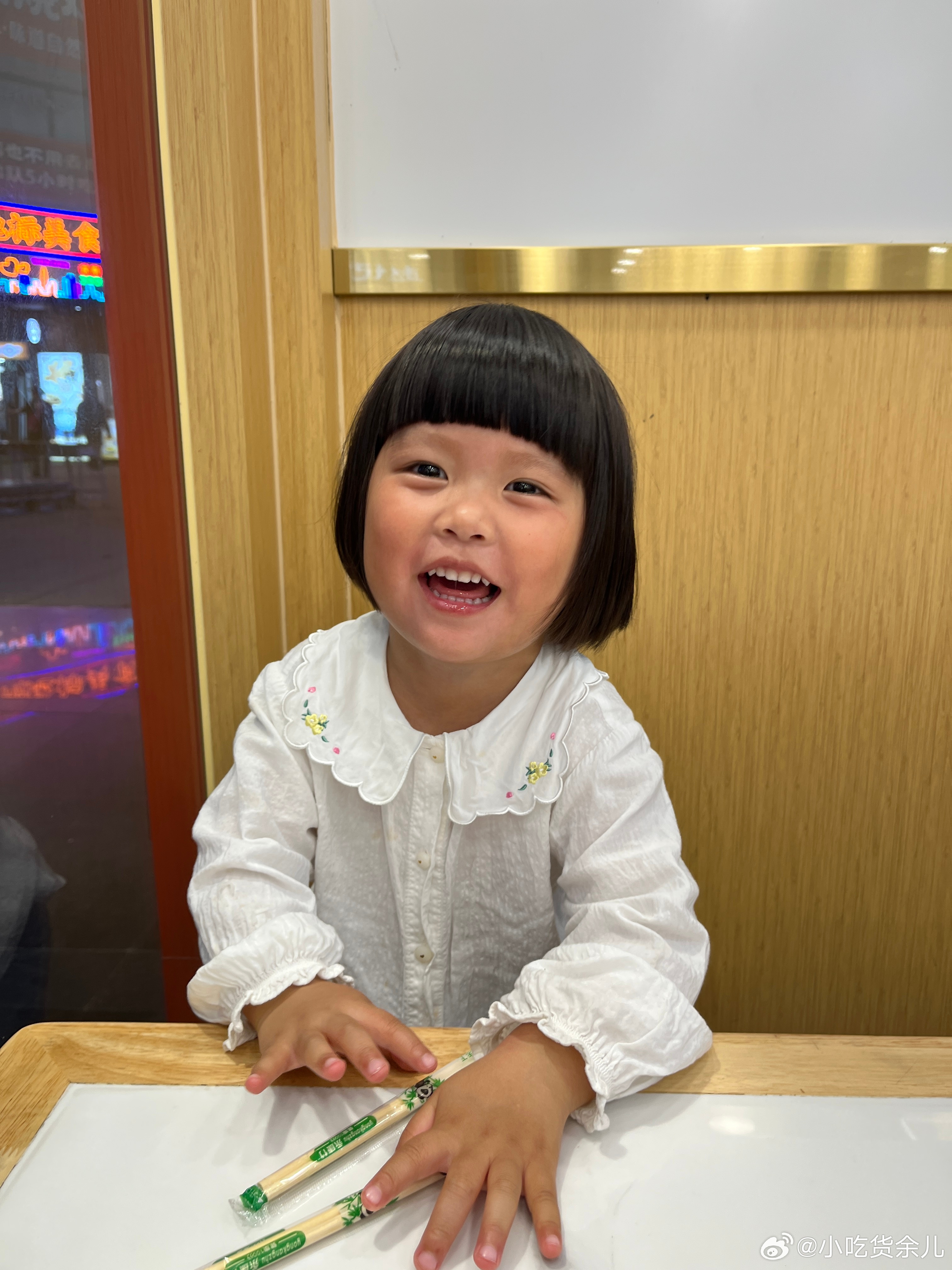 买了冰淇淋吃，天气热，可以允许买，小孩子怎么那么爱吃冰淇淋，吃到一半，给她爸爸吃