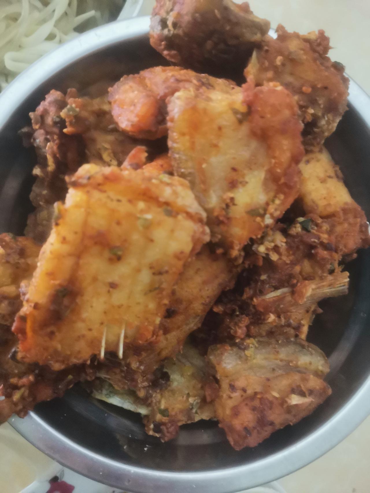 上午十点去我妈家。
走进屋就闻到浓浓的香味。
原来我妈已经炸好了鱼，米茶也煮好了