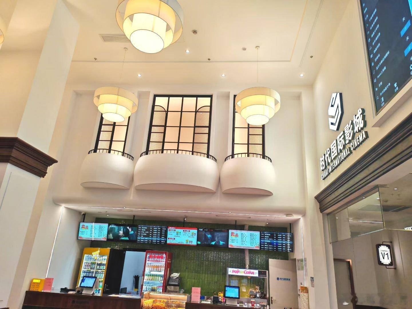 听听温特怎么说直播间另一大哥的店。上海时代影城金光汇店昨天开业，8个厅755座位