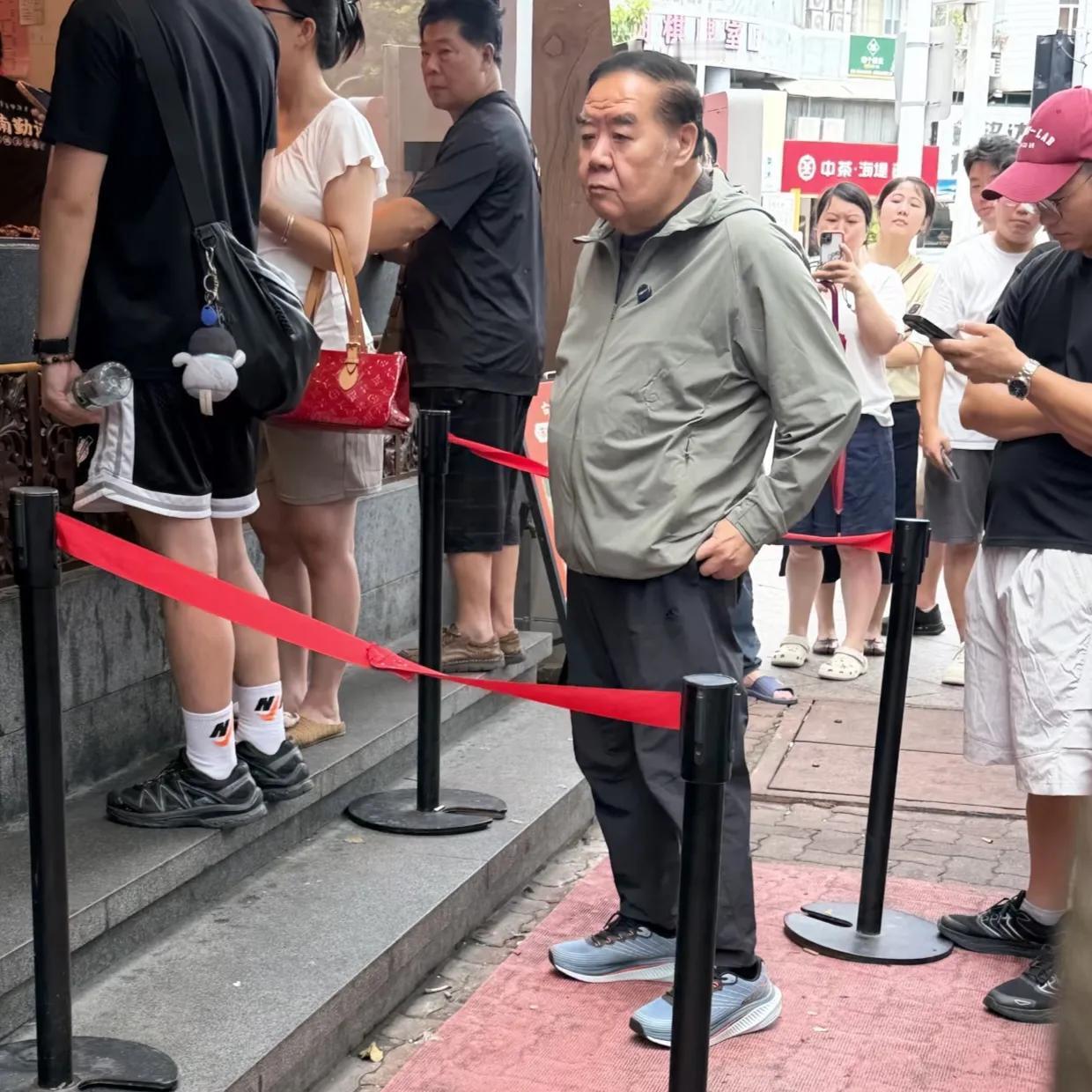 75岁郑则仕现身汕头吃卤鹅饭被民众偶遇，他一个人在人群中排队，轮到他时还给老板比