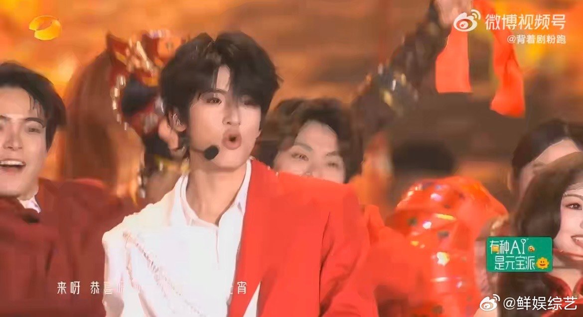 张峻豪元宵晚会开场秀张峻豪元宵晚会舞台 五位艺人同台献艺，张峻豪打鼓尤为吸睛，帅