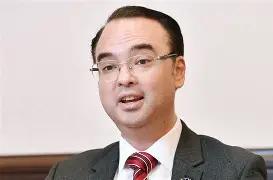 卡耶塔诺突然发力，他提出让仍处于羁押状态的两名参议员加入莎拉弹劾案审理程序。他指