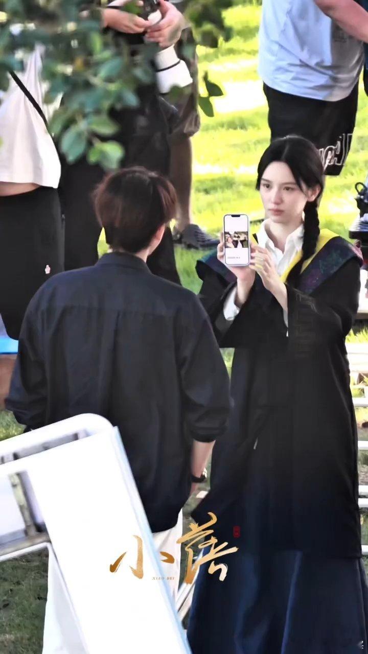 周也周也林诗兰学士服路透周也眼睛哭红了 周也《潮热雨季未解之谜》已经开虐了吗，周