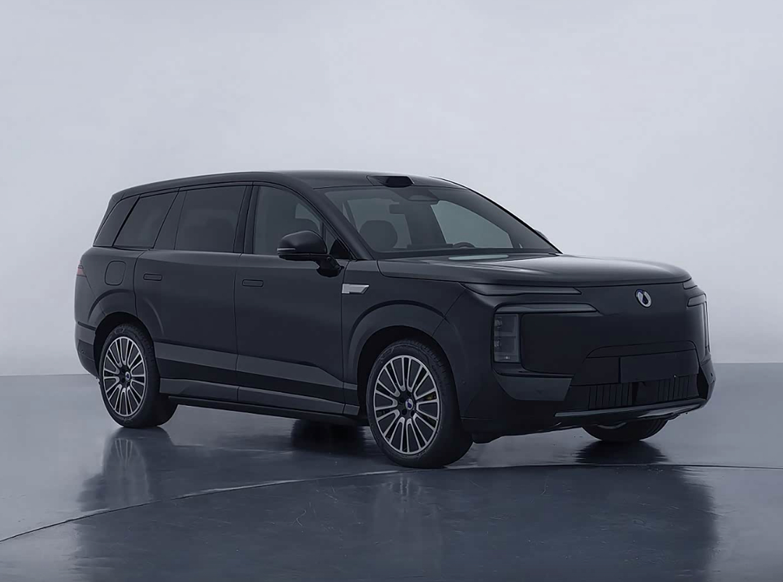腾势N8L纯电版配备208L前备厢，纯电续航960km起售价29.98万起，有优