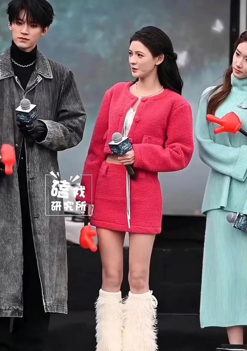 明星是否真抗冻咱不知道，但就是挣这份钱的，你可怜她冷的时候，正是她数钱的时候！